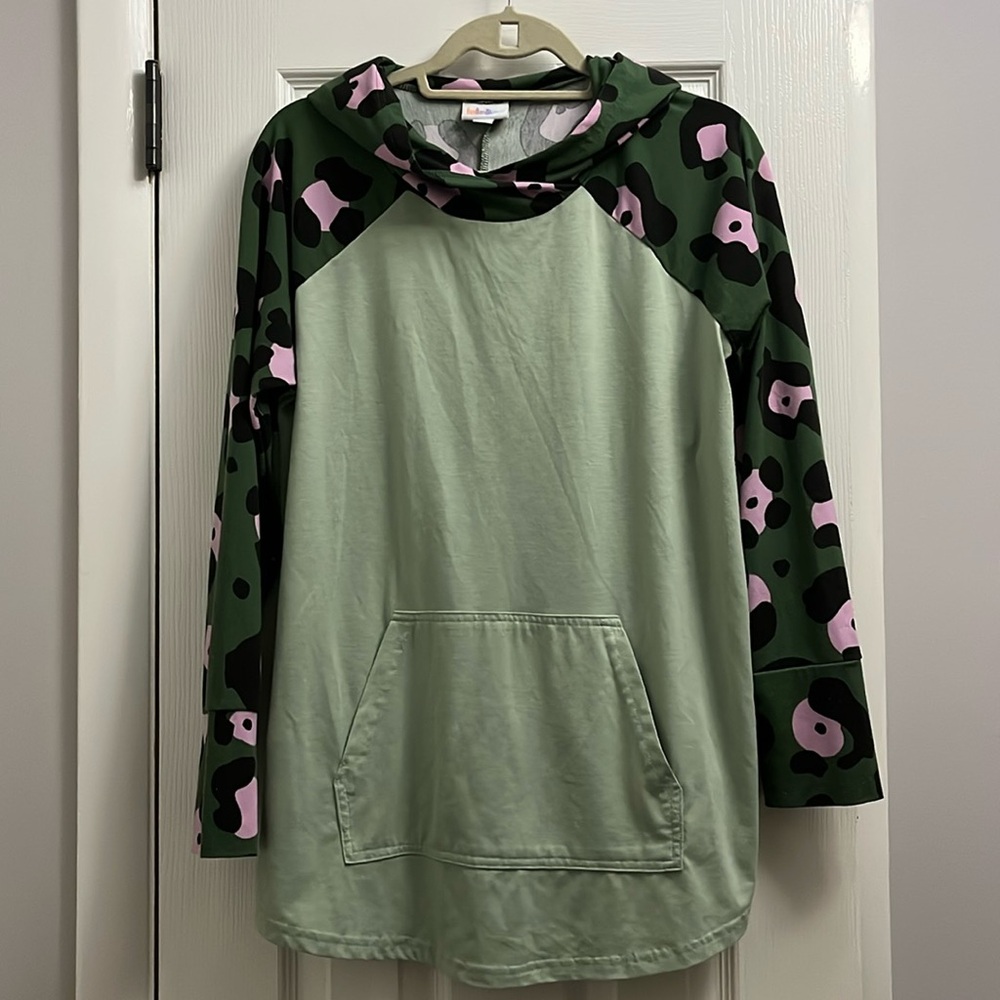 🛍️ LulaRoe | Long sleeve hooded shirt-size Large